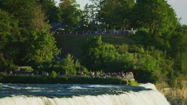Touristen Den Niagarafällen — Stockvideo