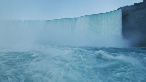 ナイアガラの滝の泡立つ水 — ストック動画