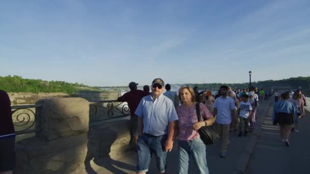 Turistas Niagara Falls — Vídeo de Stock