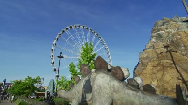 Skywheel Buurt Van Dinosaurus Adventure Golf Niagara Falls — Stockvideo
