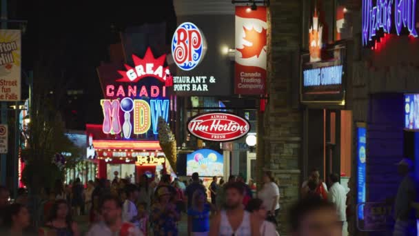 Zsúfolt Járda Niagara Vízesésnél Éjszaka — Stock videók