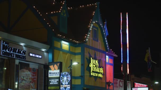 Nachtansicht Von Louis Tussauds Wachsfigurenkabinett Niagarafälle — Stockvideo