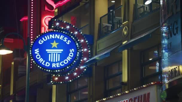 Nattutsikt Över Guinness World Records Tecken — Stockvideo