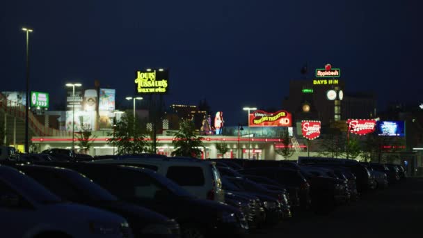 Atracciones Turísticas Vistas Desde Estacionamiento Por Noche — Vídeo de stock