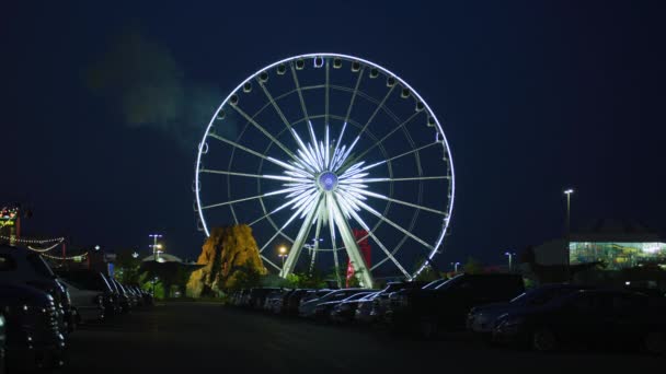 Nachtzicht Het Skywheel Gezien Vanaf Een Parkeerplaats — Stockvideo