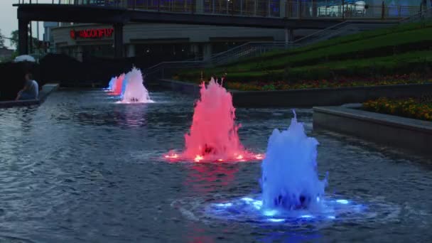 安大略省尼亚加拉瀑布Fallsview大道上五彩缤纷的喷泉 — 图库视频影像