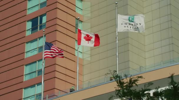 Banderas Ondeando Niagara Falls Ontario — Vídeo de stock