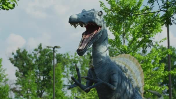 Prähistorischer Dinosaurier Beim Dinosaur Adventure Golf — Stockvideo