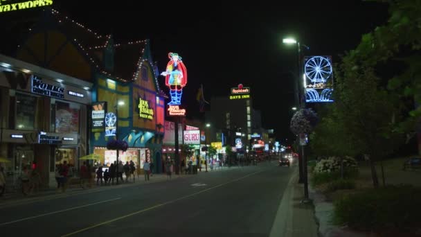 ヴィクトリア通りとルイ タッソーの蝋人形館夜 — ストック動画