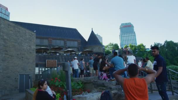 ナイアガラの滝のビジターセンターでの観光客 — ストック動画