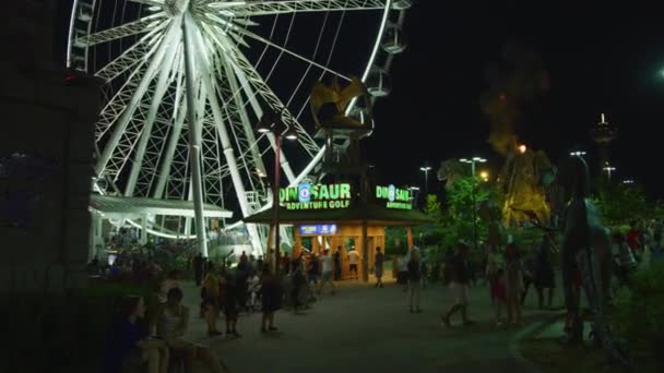 Dinozaur Adventure Golf Pobliżu Niagara Skywheel Nocy — Wideo stockowe