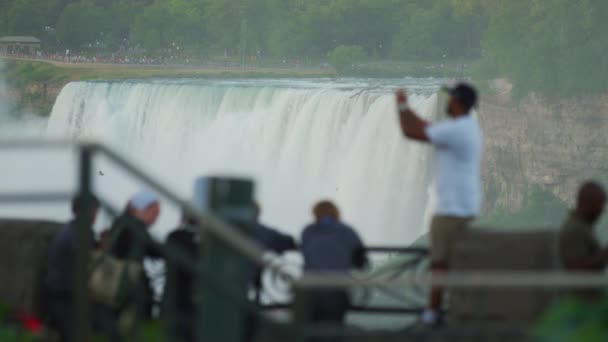 Homem Tirando Fotos Niagara Falls — Vídeo de Stock