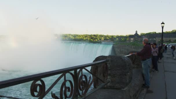 Turister Vid Niagarafallen — Stockvideo