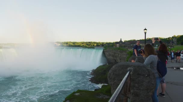 People Taking Pictures Niagara Falls — 图库视频影像