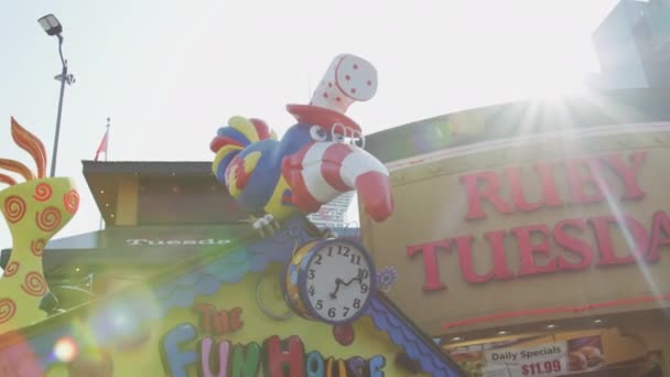 Pássaro Gigante Com Relógio Fun House Niagara Falls — Vídeo de Stock