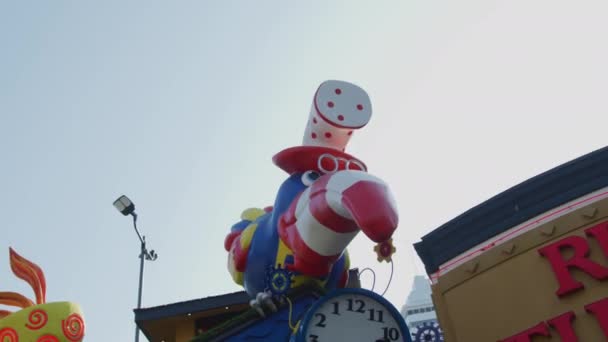 Riesiger Vogel Auf Dem Fun House Der Niagarafälle — Stockvideo