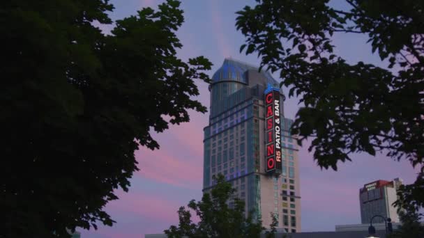 Fallsview Casino Resort Widziany Między Drzewami Zachodzie Słońca — Wideo stockowe