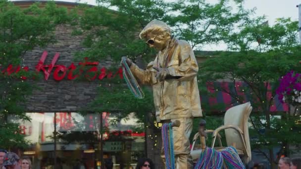 Goldene Lebende Statue Auf Clifton Hill Niagarafälle — Stockvideo