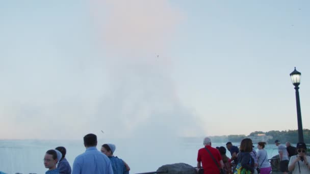 ナイアガラの滝と観光客 — ストック動画