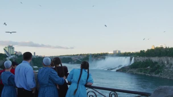 Skupina Turistů Niagarských Vodopádů — Stock video