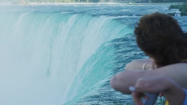Tourists Looking Niagara Falls — Stockvideo