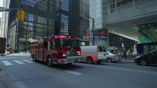 Camión Bomberos Conduciendo Por Una Calle Toronto — Vídeos de Stock