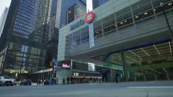 Marcher Conduire Près Banque Montréal Toronto — Video