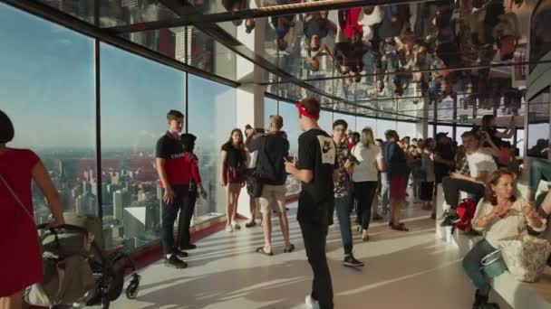 Turistas Que Visitan Tower Toronto — Vídeos de Stock