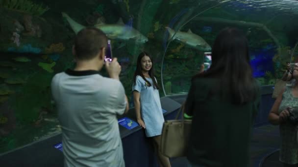 Posando Con Tiburones Acuario Ripley Canadá — Vídeo de stock