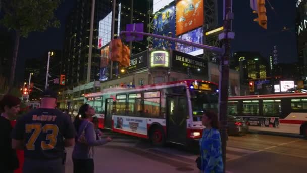 Νυχτερινή Κίνηση Στο Yonge Dundas Square Τορόντο — Αρχείο Βίντεο