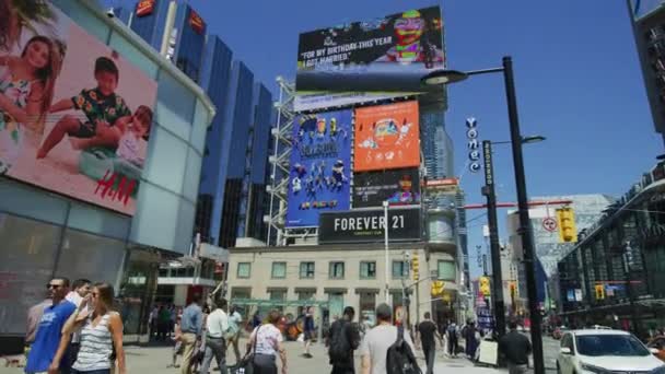 Цифровые Билборды Улице Стрит Торонто — стоковое видео