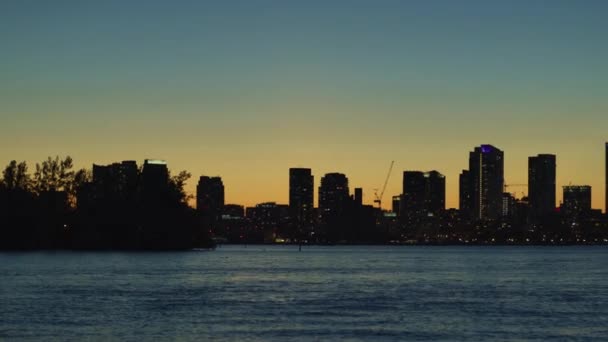 オンタリオ湖から見える夕暮れ時のトロントの建物 — ストック動画