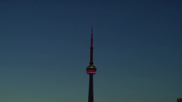 Κλίση Προς Κάτω Άποψη Του Πύργου Στο Κέντρο Του Τορόντο — Αρχείο Βίντεο