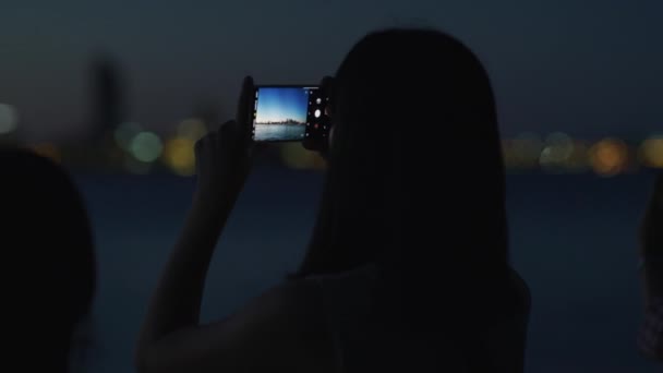 Kobieta Robiąca Zdjęcia Toronto Zza Jeziora — Wideo stockowe