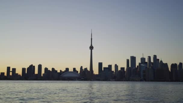 Tower Ile Toronto Nun Akşam Manzarası Ontario Gölü Nden Görüldü — Stok video