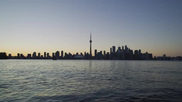 Kvällsutsikt Över Toronto Skyline Och Lake Ontario — Stockvideo