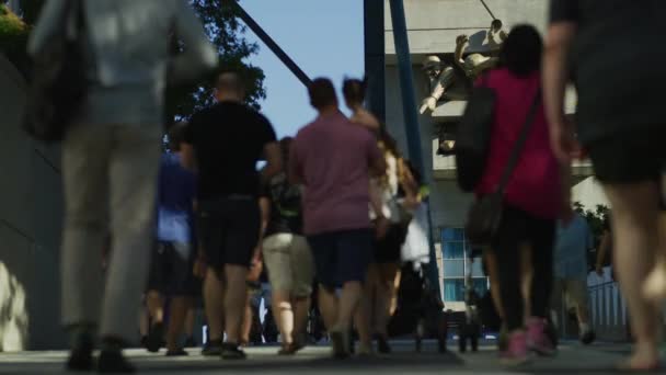 トロントの観客の彫刻によるウォーキング — ストック動画