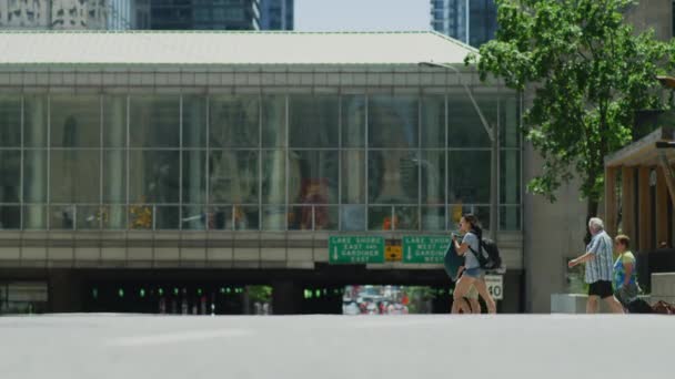 Toronto Insanlar Karşıdan Karşıya Geçer Araba Kullanır — Stok video