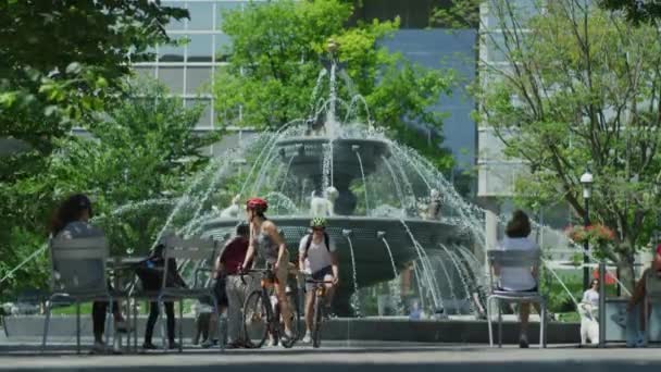 Релаксуючи Біля Фонтану Берці Парку Торонто — стокове відео