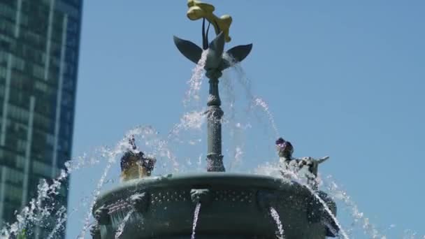 Tilt Κάτω Από Σιντριβάνι Σκυλιών Berczy Park Τορόντο — Αρχείο Βίντεο