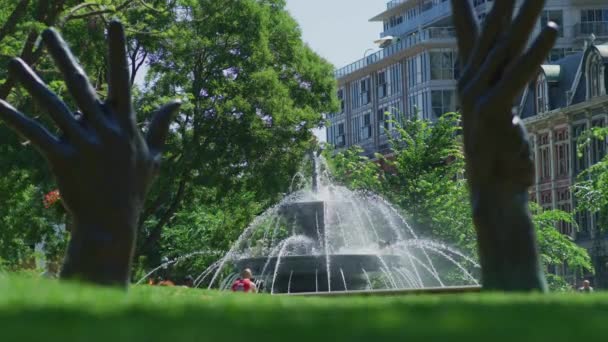 Grandi Mani Bronzo Vicino Alla Fontana Del Cane Nel Parco — Video Stock