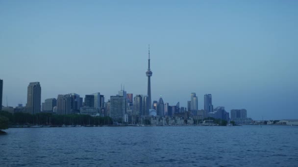 Toronto Skyline Sett Utifrån Lake Ontario Kvällen — Stockvideo