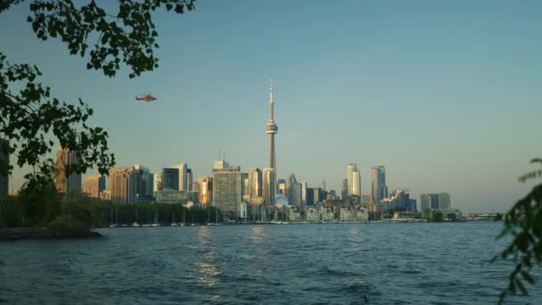 Toronto Üzerinde Uçan Helikopter Merkez Adası Ndan Görüldü — Stok video