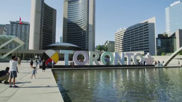 Toronto Firmar Nathan Phillips Square — Vídeos de Stock