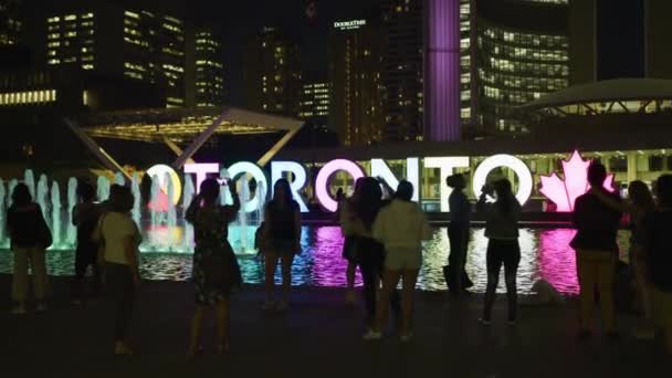 Tirar Fotos Sinal Toronto Noite — Vídeo de Stock