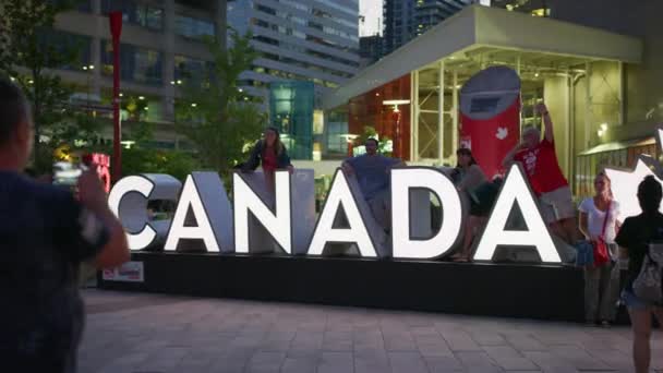 Folk Poserar Vid Kanada Tecken Toronto — Stockvideo