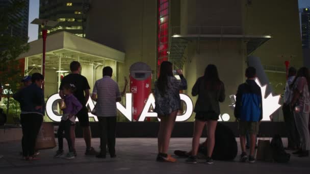 Mensen Bij Canada Tekenen Toronto — Stockvideo