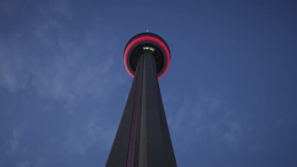 Nízký Úhel Pohledu Tower Osvětlené Toronto — Stock video