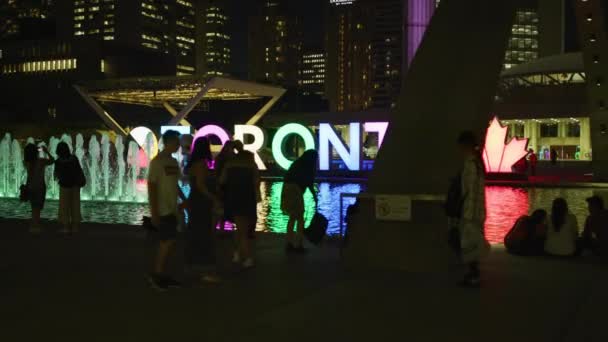 Gente Cartel Toronto Por Noche — Vídeos de Stock