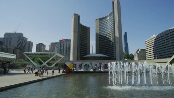 Toronto Skylt Nathan Phillips Square — Stockvideo